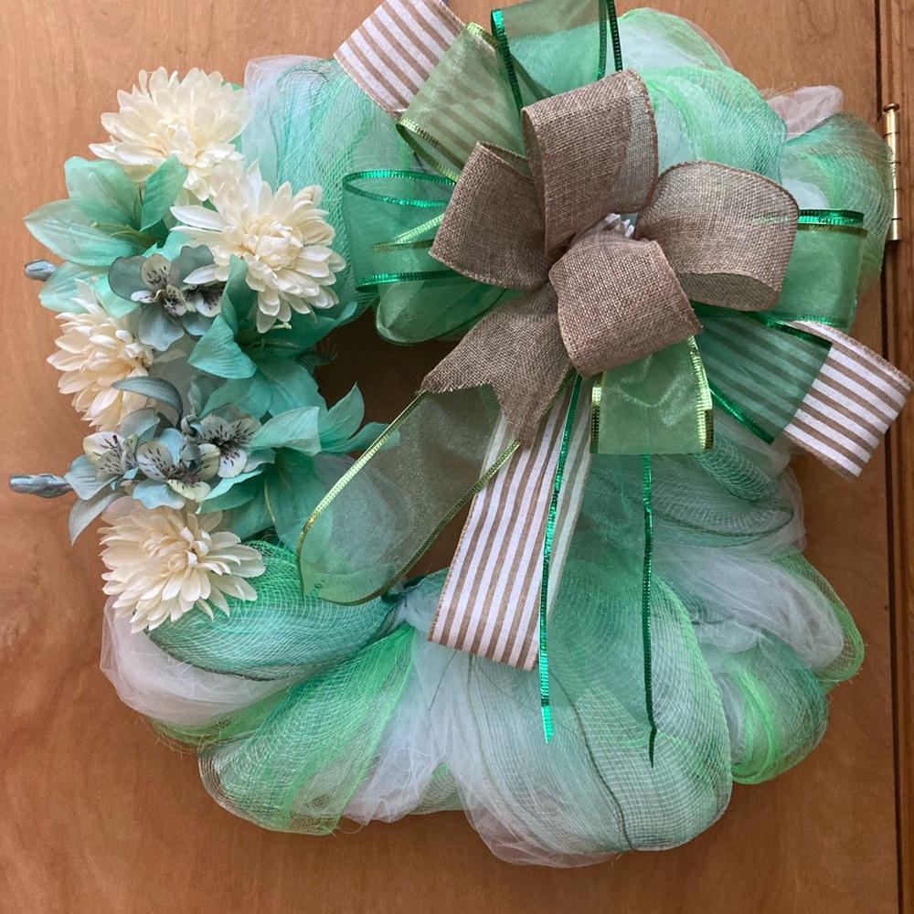 Elegant Green/White floral wreath